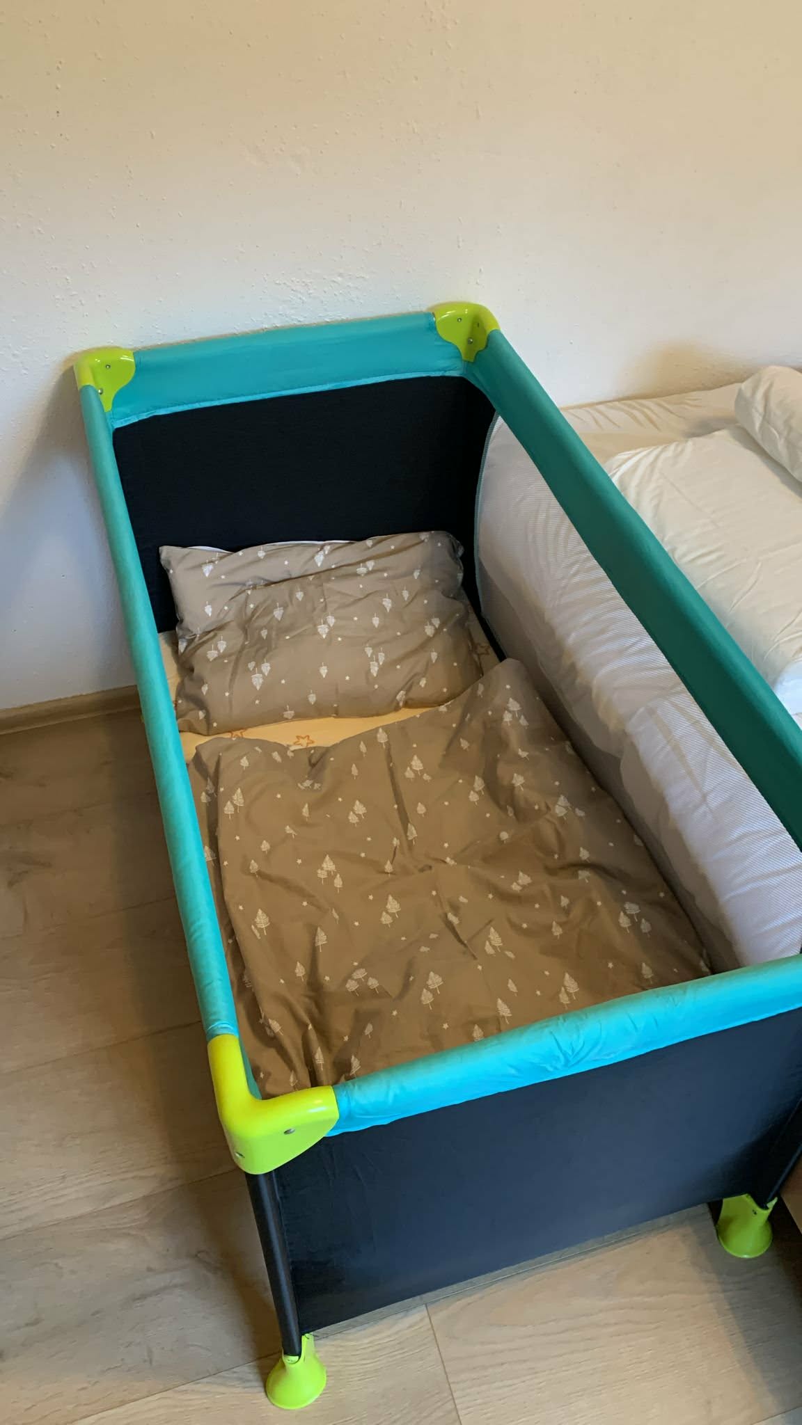 Travel cot